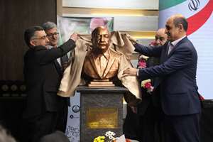 سردیس پروفسور احمدرضا دهپور در دانشکده داروسازی دانشگاه علوم پزشکی گیلان رونمایی شد