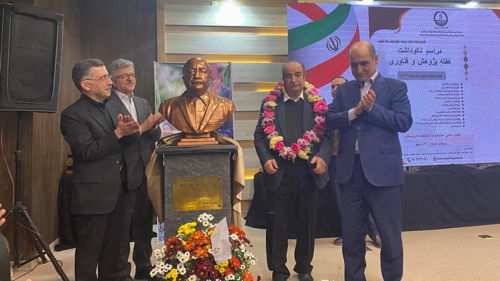 سردیس پروفسور احمدرضا دهپور در دانشکده داروسازی دانشگاه علوم پزشکی گیلان رونمایی شد