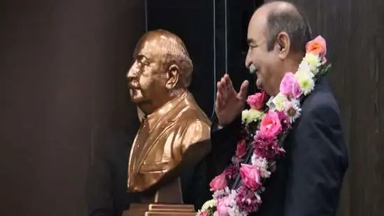   تندیس پروفسور احمدرضا دهپور در دانشکده داروسازی دانشگاه علوم پزشکی گیلان رونمایی شد