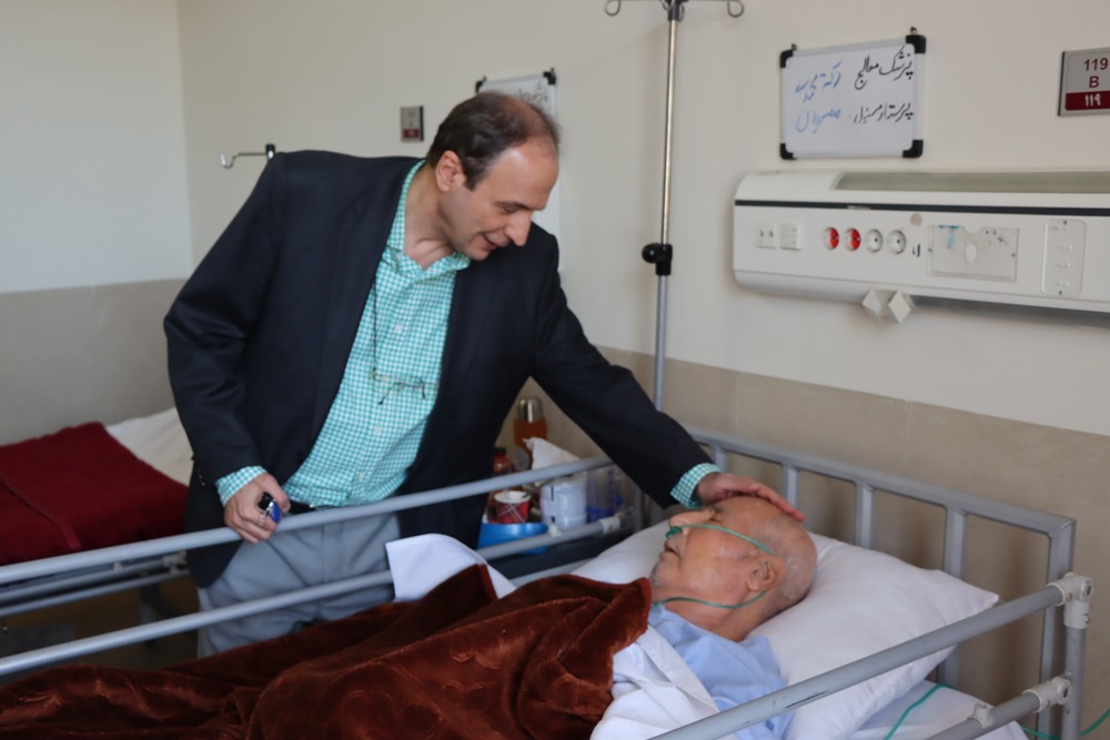 عیادت دکتر استقامتی رئیس دانشکده پزشکی از استاد پیشکسوت ارتوپدی، دکتر اعلمی هرندی