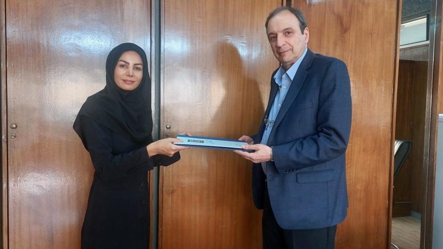 ابلاغ حکم مدیر گروهی دکتر مریم علیزاده از سوی رئیس دانشکده پزشکی